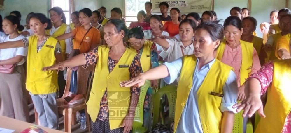 Anganwadi workers under ICDS Project Tizit taking Poshan Pledge during the launching of Poshan Maah 2023 at the office of Child Development Officer, Tizit on September 1. (DIPR Photo)